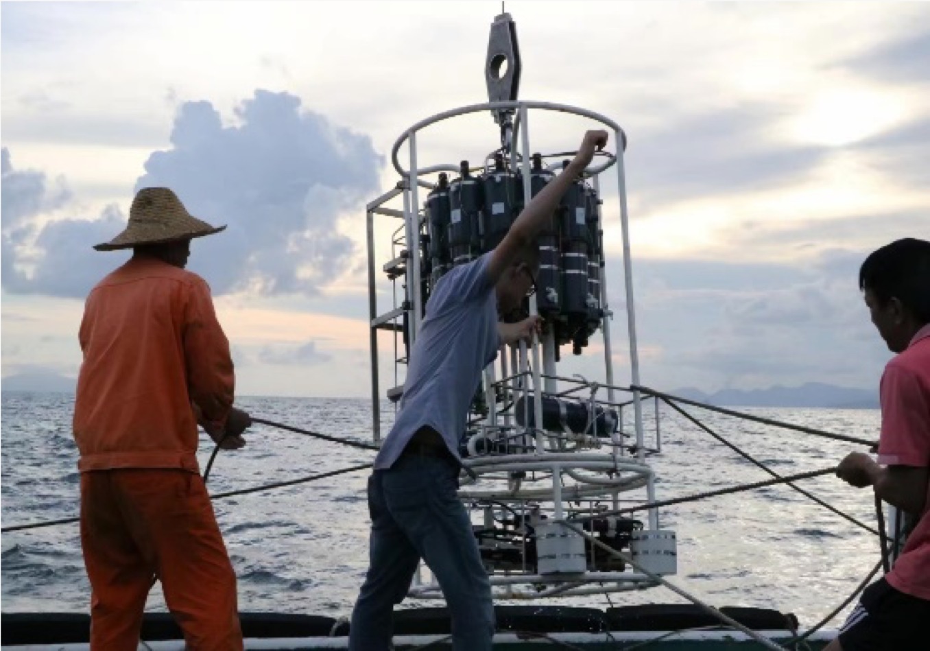 Croucher Ecology | Exploring the linked physical and biogeochemical dynamics in the Pearl 
                  River Estuary aboard a research vessel. Photo: OCEAN-HK