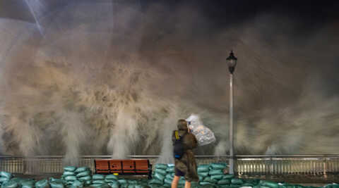 Croucher Ecology | Video-shooting at Heng Fa Chuen promenade as high waves wash away a wall of protective sand bags.